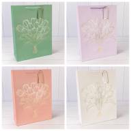 Пакет подарочный с тиснением "Букет" (микс) 31*42*12 210г 1/20 1/80 Арт: 000330A - Пакет подарочный с тиснением "Букет" (микс) 31*42*12 210г 1/20 1/80 Арт: 000330A